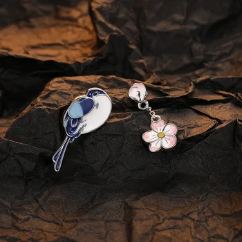 Привлекающие внимание асимметричные серьги-гвоздики в форме птиц и цветов с капельками клея